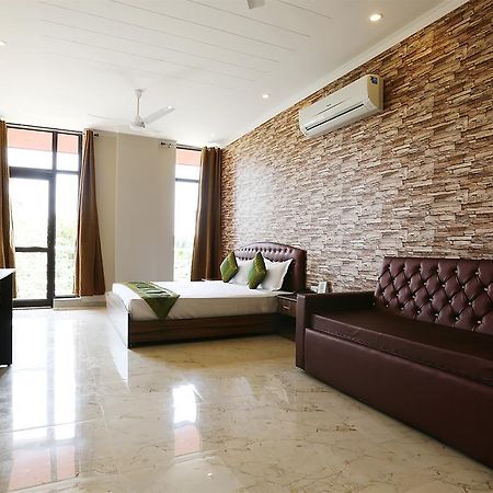 Treebo Blessing Bells Hotell Dehradun Exteriör bild