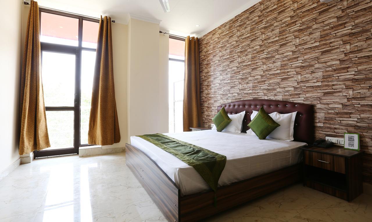 Treebo Blessing Bells Hotell Dehradun Exteriör bild