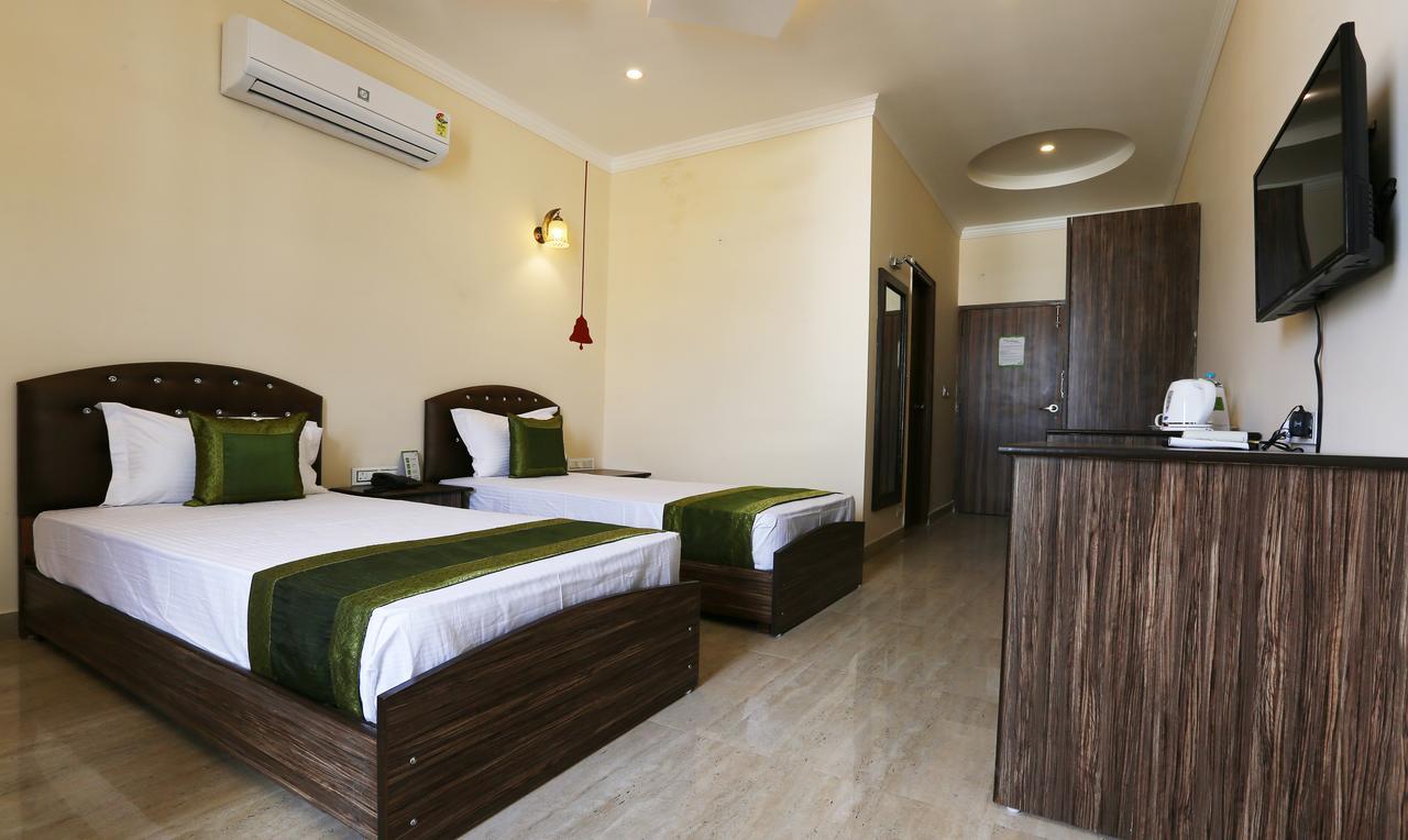 Treebo Blessing Bells Hotell Dehradun Exteriör bild