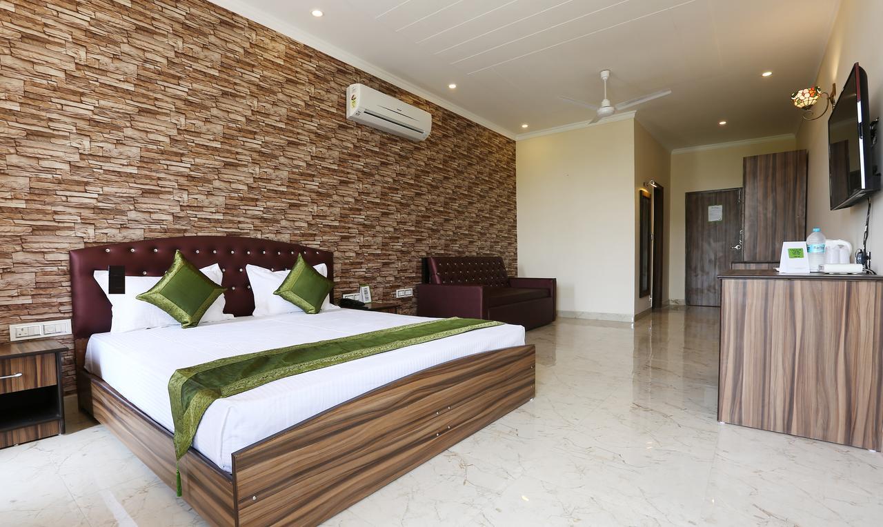 Treebo Blessing Bells Hotell Dehradun Exteriör bild
