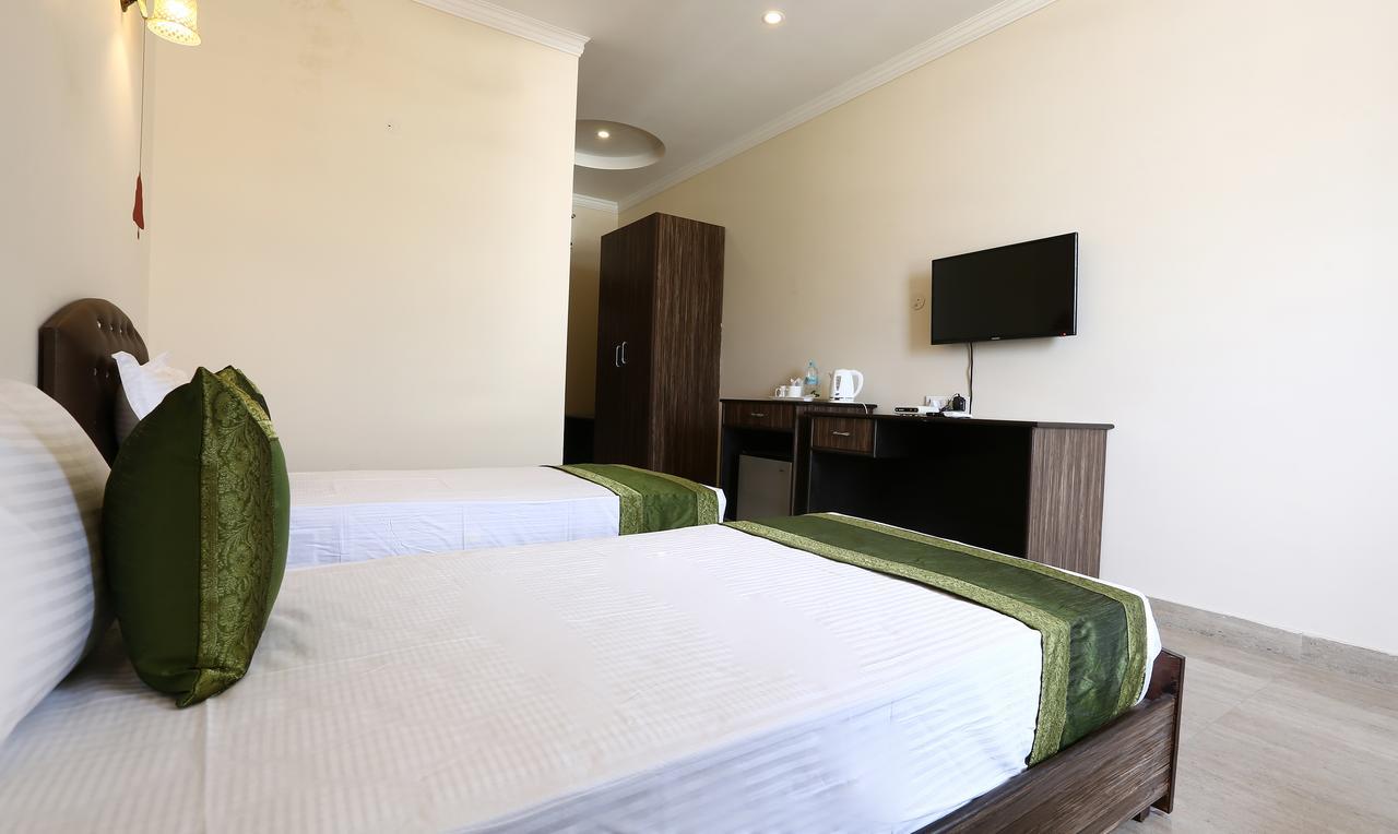 Treebo Blessing Bells Hotell Dehradun Exteriör bild